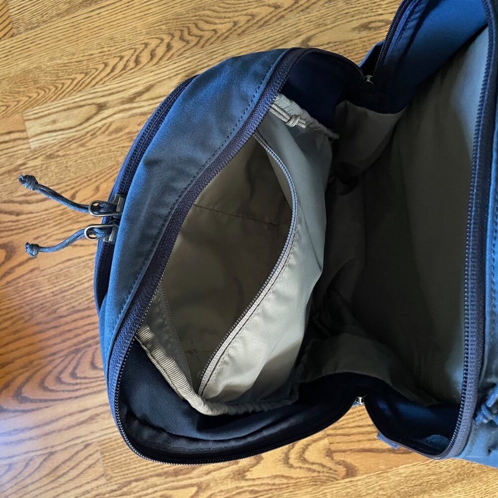 Fjallraven Raven 28L Backpack, Excellent Condition, Navy Blue - Picture 5 of 10